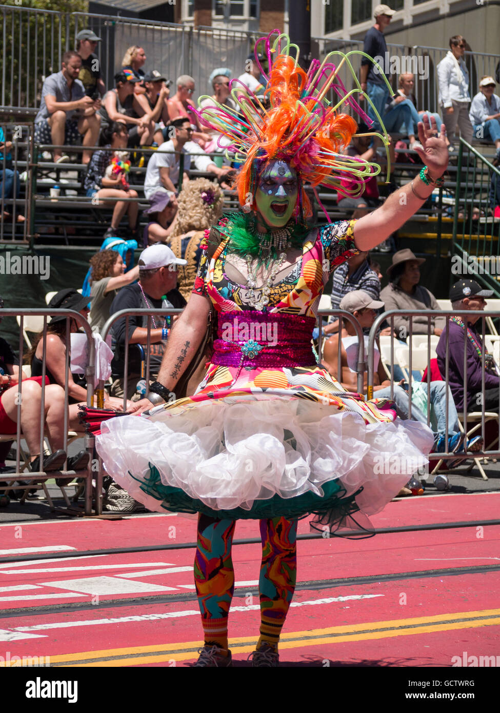 Mann in Frauenkleidern in einem bunten Kostüm, San Francisco Pride Parade 2016 Stockfoto
