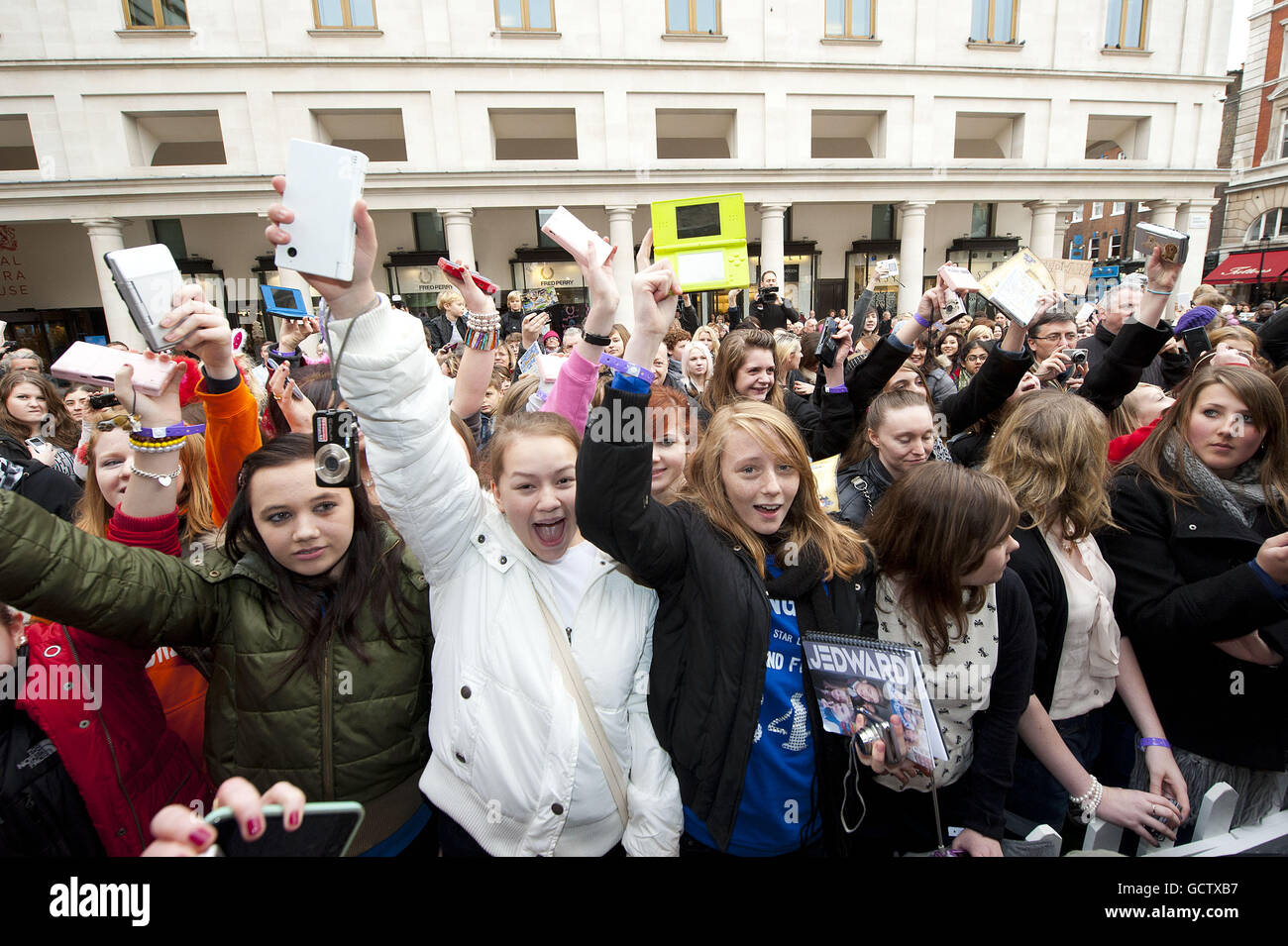 Fans warten darauf, dass Jedward bei der Eröffnung des mittelalterlichen Dorfes Nintendo DS Dragon Quest IX in Covent Garden im Zentrum von London auftaucht. Stockfoto