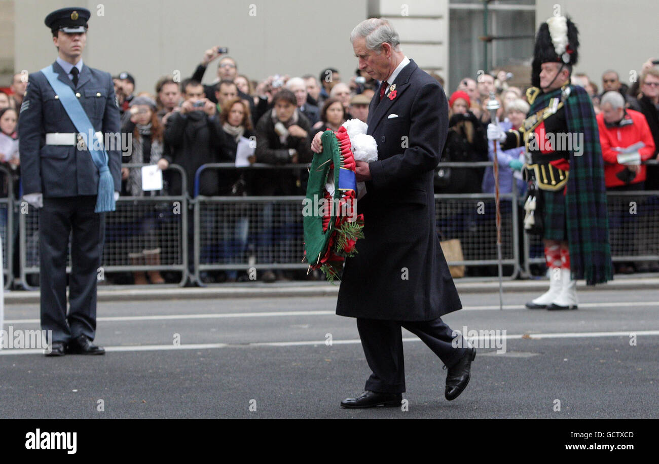 Der Prinz von Wales legt einen Kranz bei den Kriegswitwen jährlichen Service of Remembrance im Cenotaph, Whitehall, London. Stockfoto