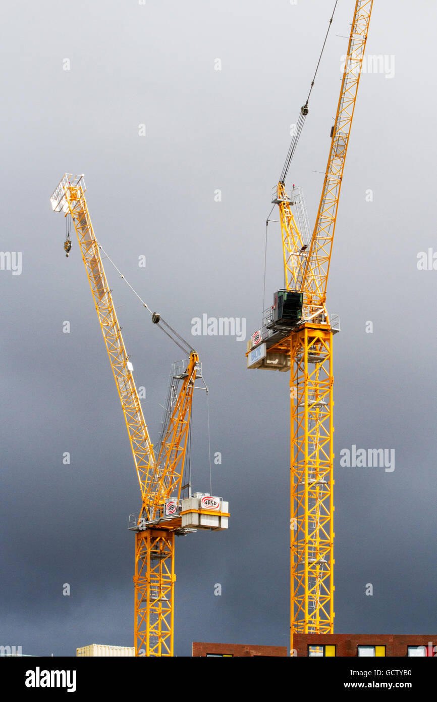 Zwei Turmdrehkrane auf The Strand Entwicklung, Livepool, Merseyside, UK Stockfoto