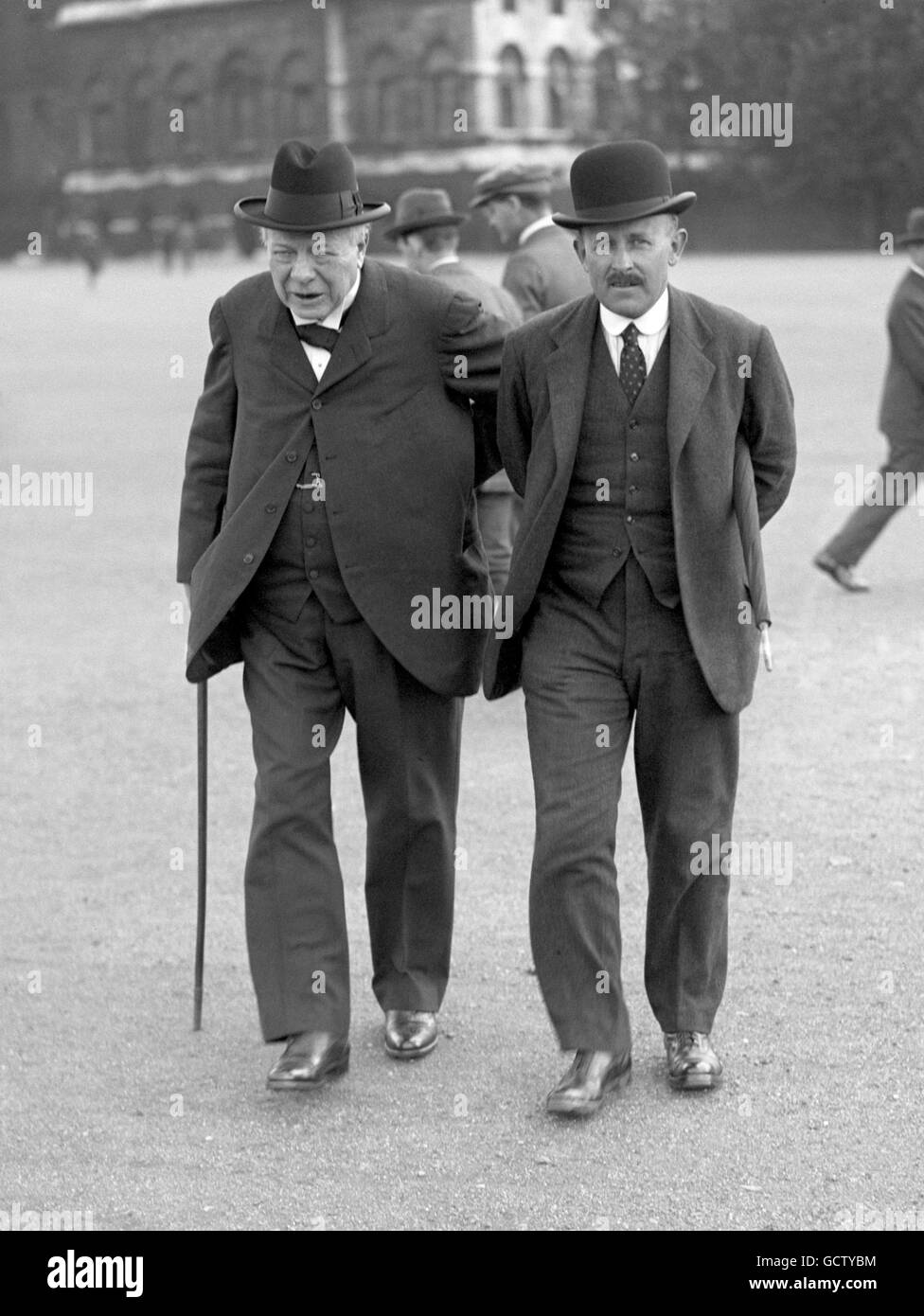 Lord Haldane kommt mit Sir Maurice Hankey, rechts, zu einer Kabinettssitzung in der Downing Street 10. Stockfoto