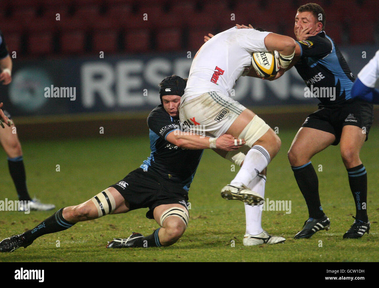 Rugby Union - Magners League - Glasgow Warriors gegen Aironi Rugby - Firhill Arena. Glasgows Callum Forrester und Duncan Weir bekämpfen Aronis Nick Williams während des Spiels der Magners League in der Firhill Arena, Glasgow. Stockfoto