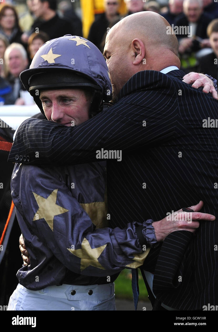 Erleichterung auf dem Gesicht von Jockey Paul Hanagan, als er wieder auf Les Fazzani kommt, nachdem sein Rivale für die Jockeymeisterschaft den Sieger nicht fahren konnte und Hanagan zum Champion auf der Doncaster Racecourse machte. Stockfoto