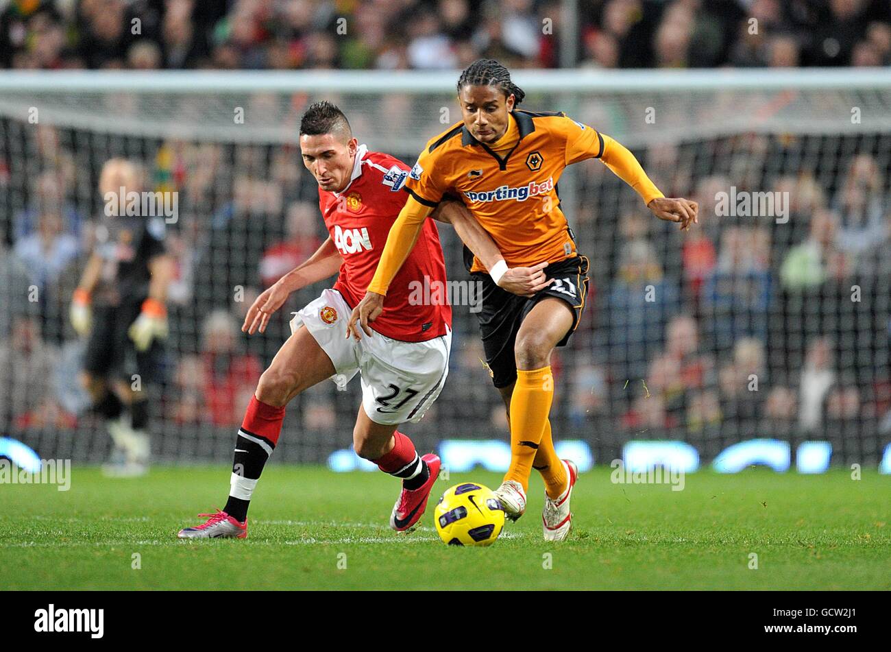 Fußball - Barclays Premier League - Manchester United gegen Wolverhampton Wanderers - Old Trafford. Wolverhampton Wanderers' Michael Mancienne (rechts) und Federico Macheda von Manchester United (links) Stockfoto
