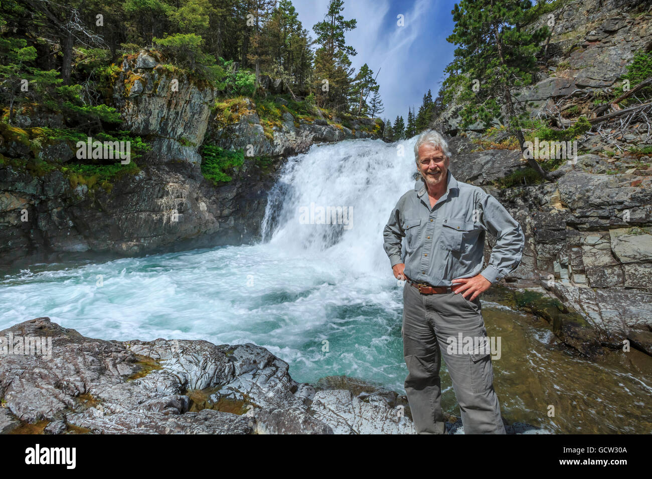 Selbstporträt von john lambing unter einem abgelegenen Wasserfall auf süßen Gras Creek in den verrückten Bergen in der Nähe von melville, montana Stockfoto