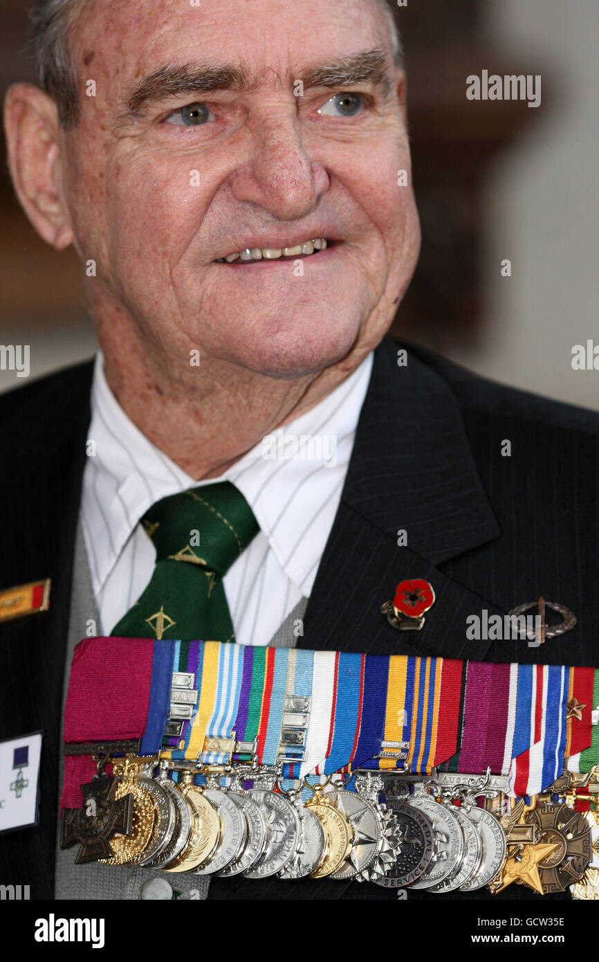 Keith Payne VC kommt in St. Martins in der Fields Church in London zu einem Gottesdienst für das Treffen der Victoria Cross und George Cross Association an. Stockfoto