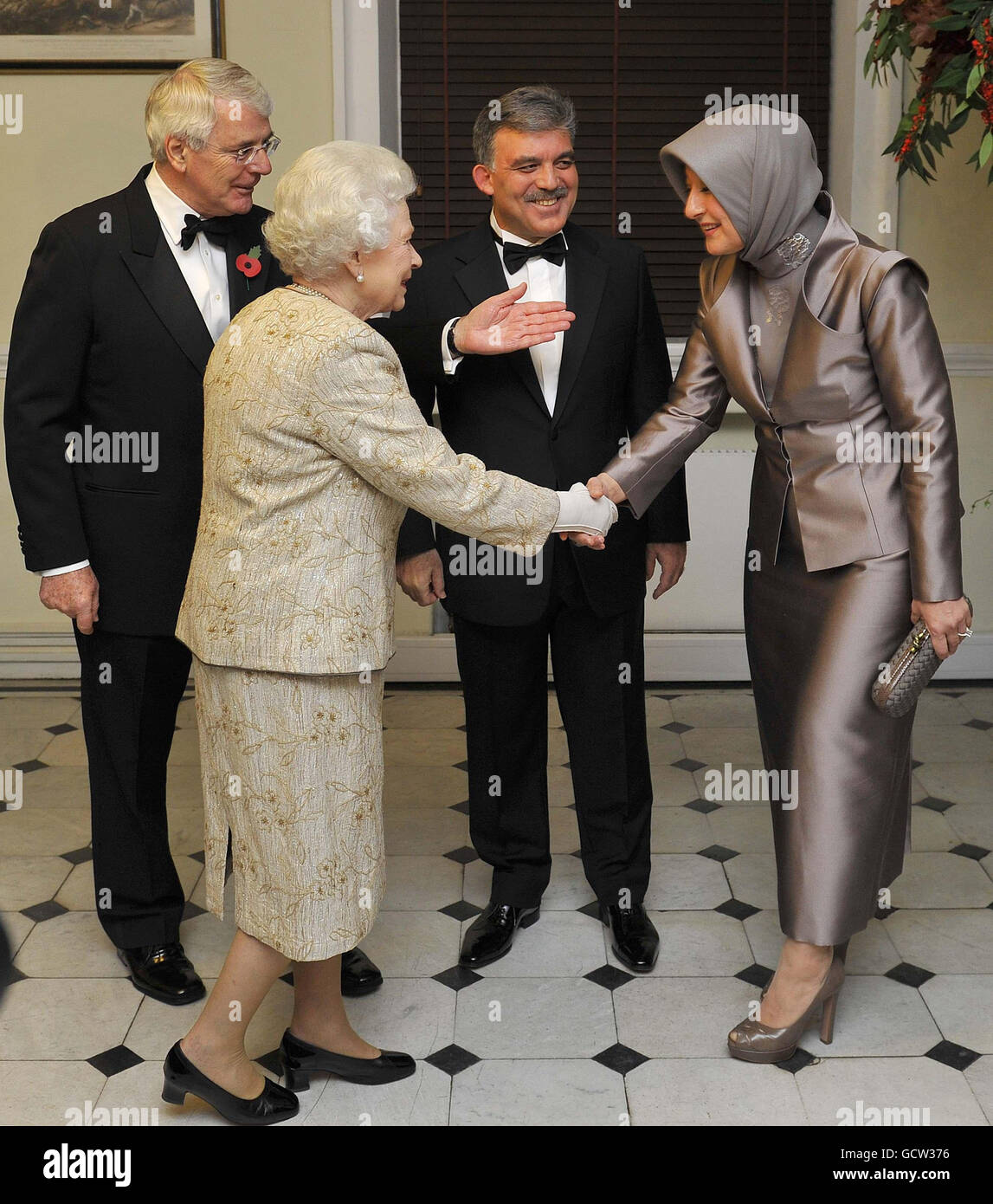 Die britische Königin Elizabeth II. Begrüßt Hayrunnisa Gul, die Frau des türkischen Präsidenten Abdullah Gul (Mitte), wie der ehemalige britische Premierminister John Major ansieht, während einer Zeremonie und einem Empfang in Whitehall, im Zentrum von London. Stockfoto