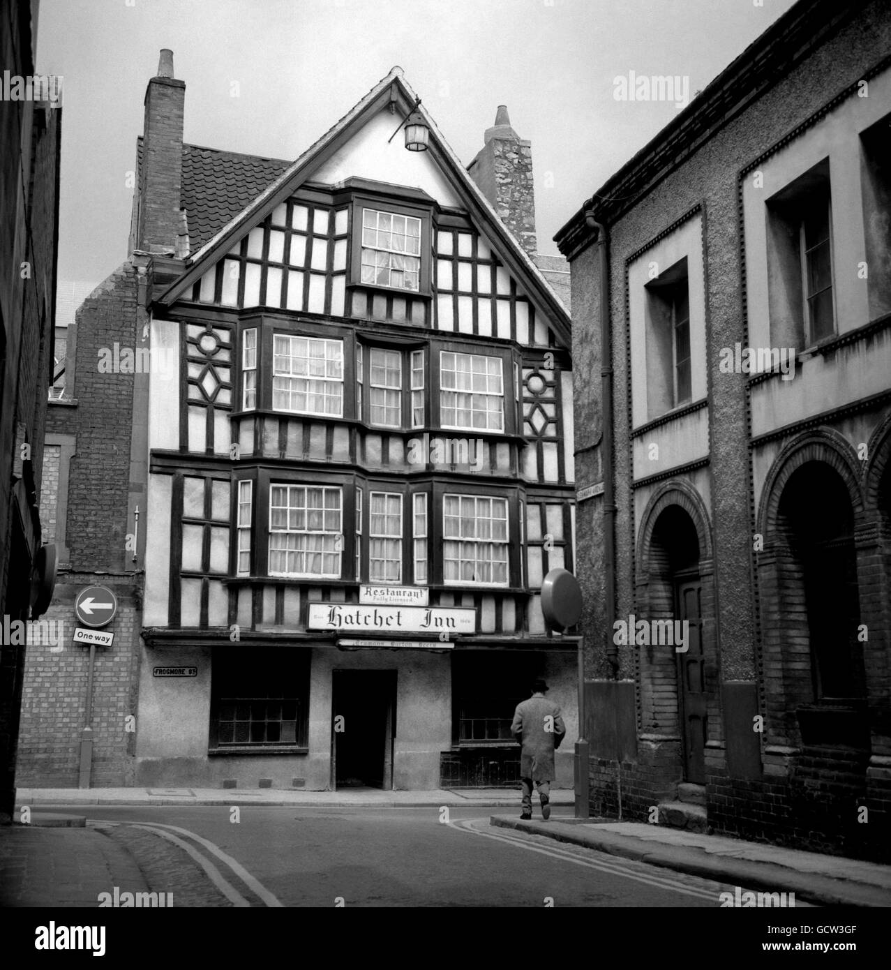 Aus struktureller Sicht ist das „Hatchet“ das älteste Gasthaus in Bristol. Lange vor dem Jahr 1606, als das Gebäude zum Gasthaus wurde, stand die Hatchet als Frogmore Farm und gab der Straße, auf der sie steht, ihren Namen. Stockfoto