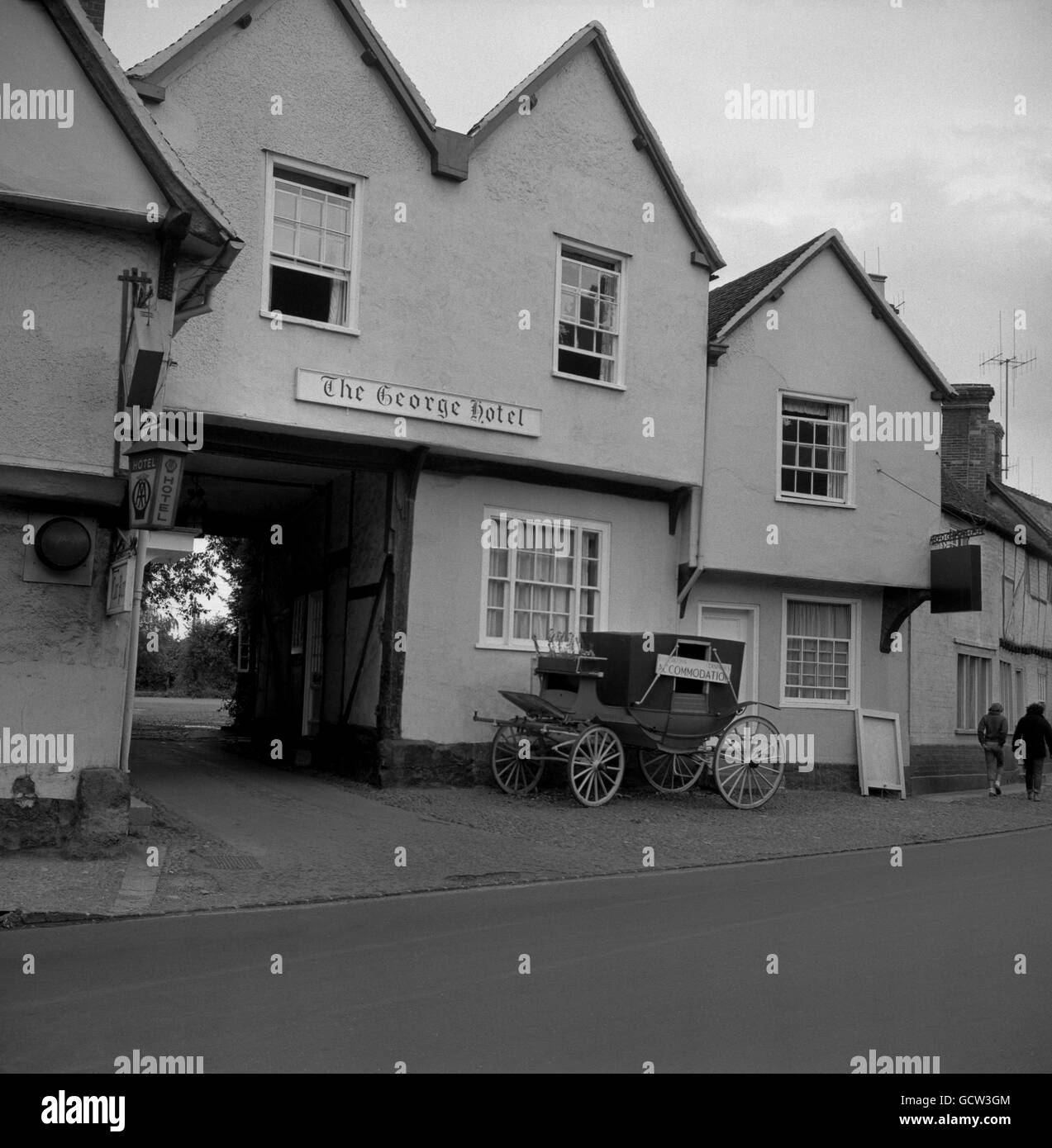 Ein Bühnebus steht vor dem 'The George Hotel' in Dorchester-on-Thames. Stockfoto