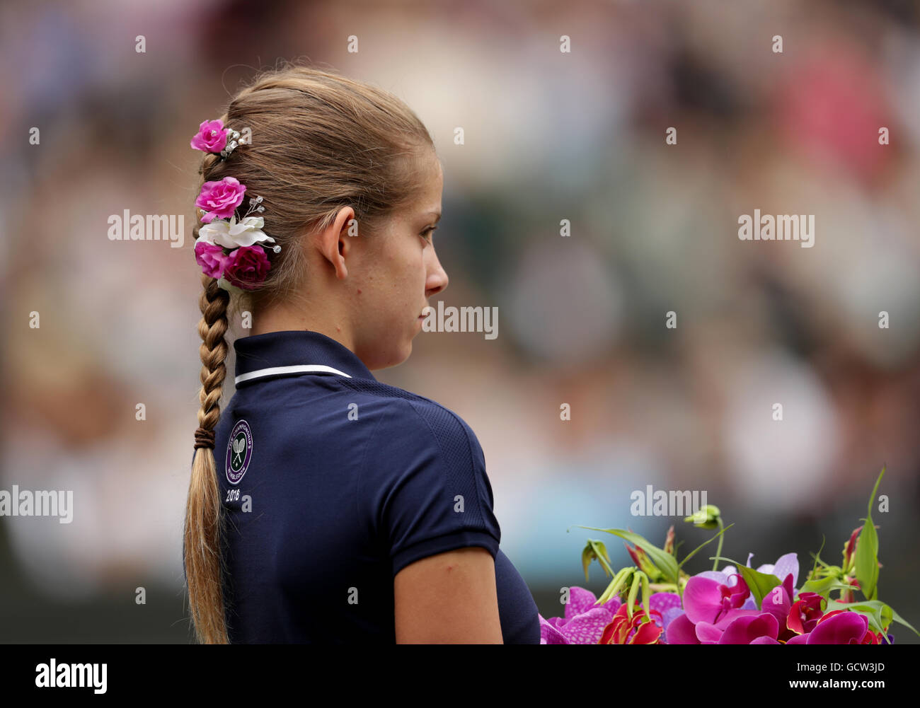 Ein Ball-Mädchen mit Blumen im Haar am Tag zwölf der Wimbledon Championships bei den All England Lawn Tennis and Croquet Club, Wimbledon. PRESSEVERBAND Foto. Bild Datum: Samstag, 9. Juli 2016. PA-Geschichte-TENNIS-Wimbledon zu sehen. Bildnachweis sollte lauten: Adam Davy/PA Wire. Einschränkungen: Nur zur redaktionellen Verwendung. Keine kommerzielle Verwendung ohne vorherige schriftliche Zustimmung von der AELTC. Noch Bild verwenden nur - keine bewegten Bilder, Sendung zu emulieren. Keine Überlagerung oder Entfernung von Sponsor/Ad-Logos. Rufen Sie + 44 (0) 1158 447447 für weitere Informationen. Stockfoto