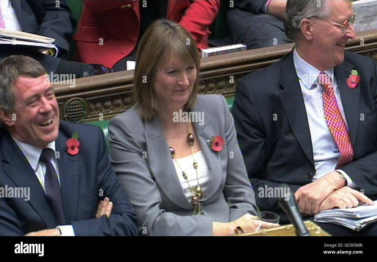 Die stellvertretende Vorsitzende der Labour Party Harriet Harman hört während der Fragen des Premierministers im Unterhaus in London zu. Stockfoto