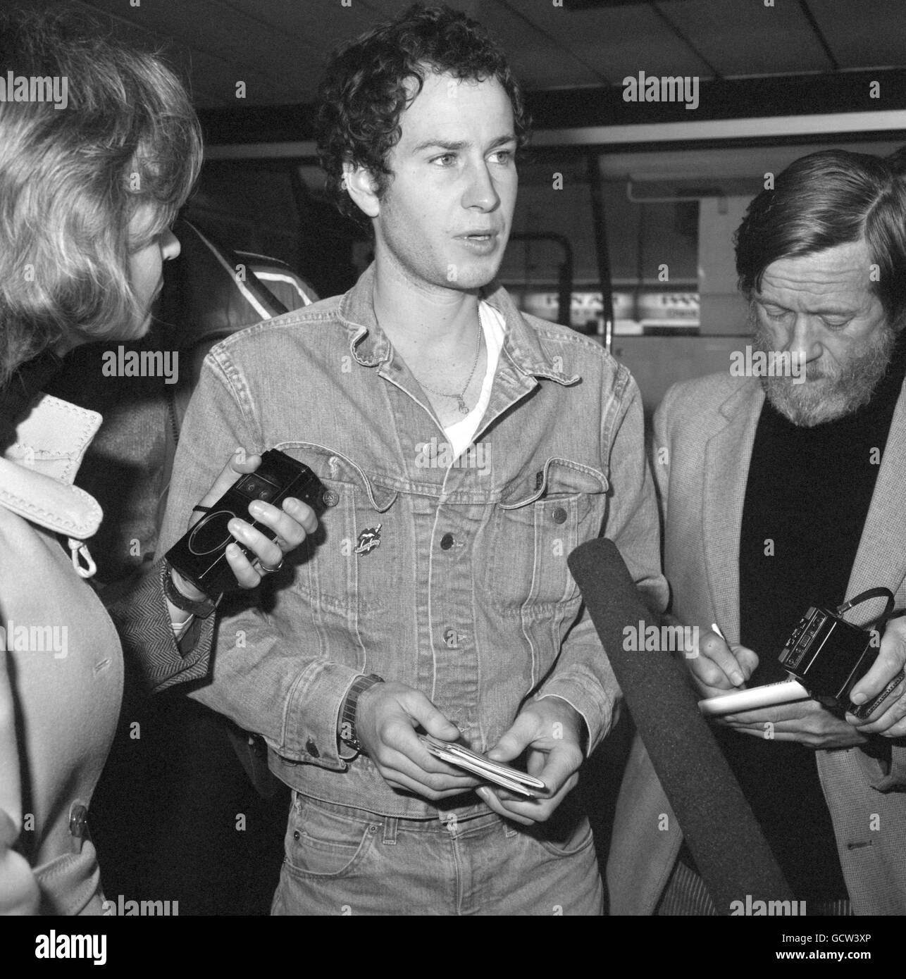 Der amerikanische Tennisspieler John McEnroe wird am Flughafen Heathrow interviewt. Stockfoto