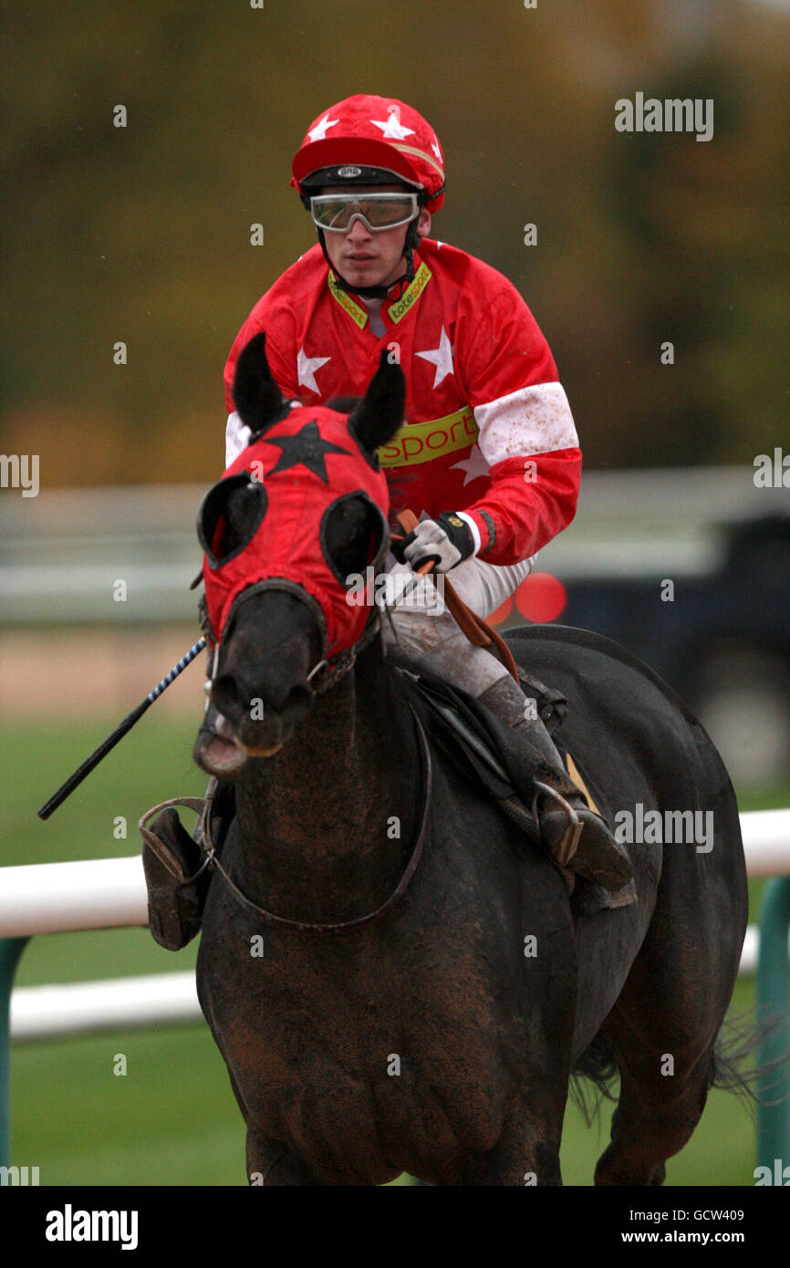 Pferderennen - Southwell Racecourse. Blue Zesthyr und Andrew Heffernan nach dem Breeders' Cup Live nur auf ATR Maiden Stakes Stockfoto