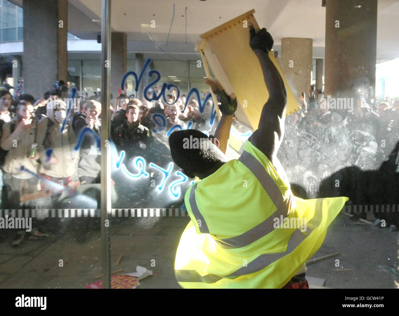 Demonstranten zerschlagen die Fenster des Millbank Tower in Westminster, im Zentrum von London, als Studenten und Lehrer sich im Zentrum von London versammelten, um gegen Kürzungen der Universitätsfinanzierung zu protestieren und die Regierung plant, ab 2012 bis zu 9,000 pro Jahr an Gebühren zu erheben. Stockfoto