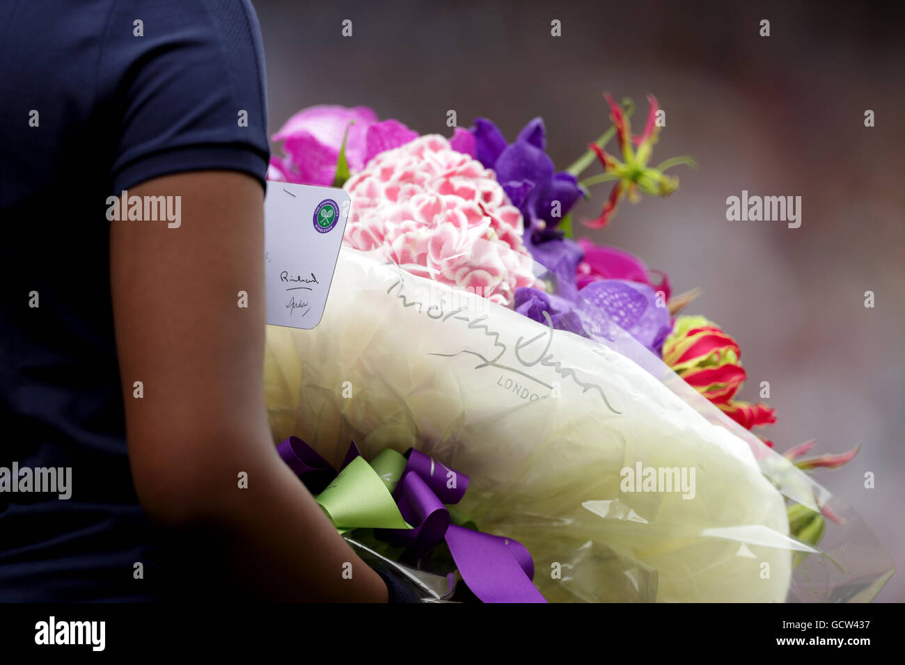 Ein Ball-Mädchen trägt Blüten am Tag zwölf der Wimbledon Championships bei den All England Lawn Tennis and Croquet Club, Wimbledon. PRESSEVERBAND Foto. Bild Datum: Samstag, 9. Juli 2016. PA-Geschichte-TENNIS-Wimbledon zu sehen. Bildnachweis sollte lauten: Adam Davy/PA Wire. Einschränkungen: Nur zur redaktionellen Verwendung. Keine kommerzielle Verwendung ohne vorherige schriftliche Zustimmung von der AELTC. Noch Bild verwenden nur - keine bewegten Bilder, Sendung zu emulieren. Keine Überlagerung oder Entfernung von Sponsor/Ad-Logos. Rufen Sie + 44 (0) 1158 447447 für weitere Informationen. Stockfoto