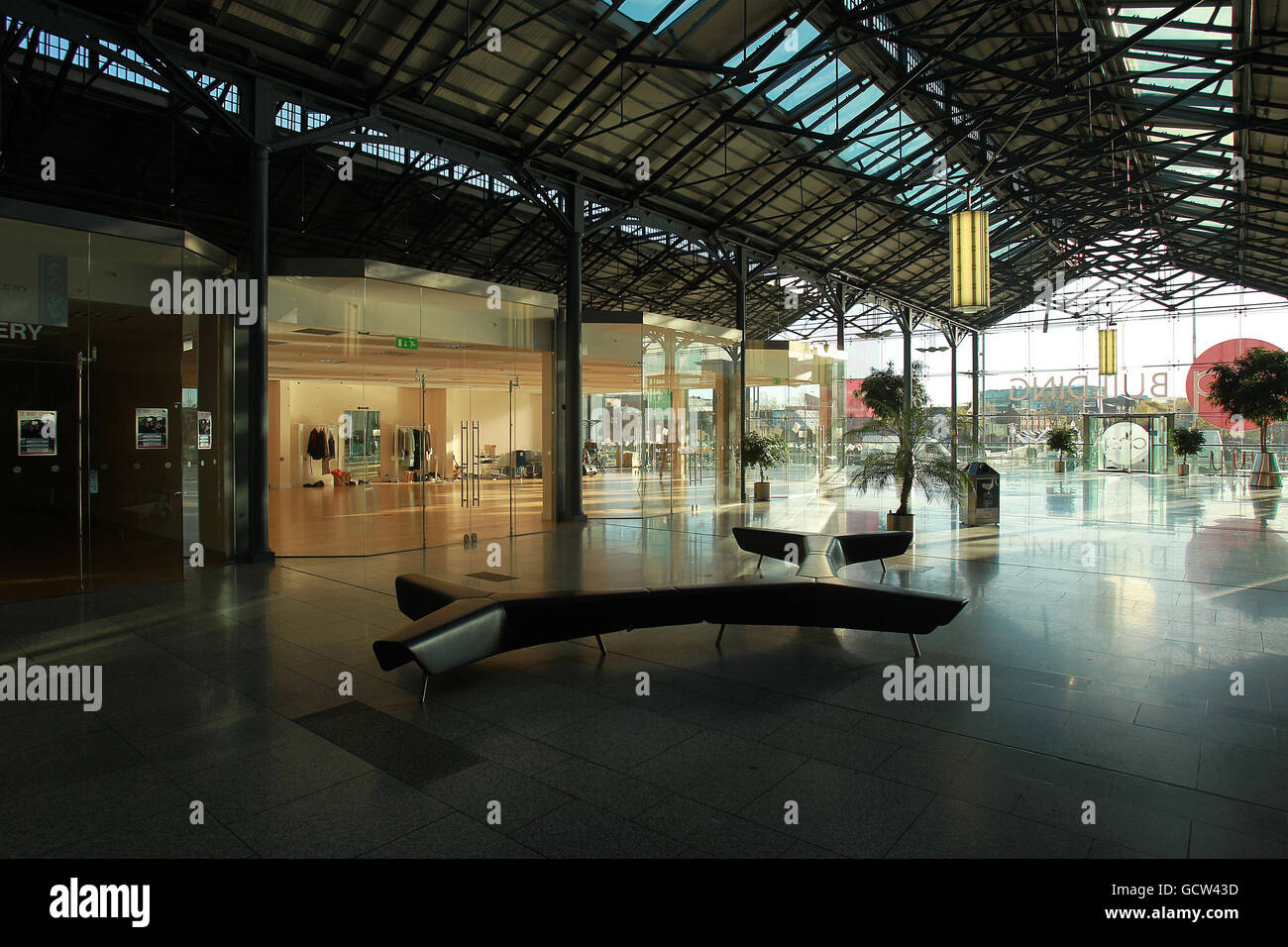 Ein verlassenes Einkaufszentrum in Dublin, da Irland heute die europäische Genehmigung zur Verlängerung seiner Bankgarantien erhalten hat. Stockfoto