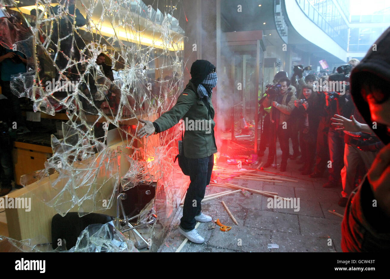 Demonstranten vor den zertrümmerten Fenstern des Millbank Tower in Westminster, im Zentrum Londons, versammelten sich als Studenten und Lehrer im Zentrum Londons, um gegen Kürzungen der Universitätsfinanzierung zu protestieren und die Regierung plant, ab 2012 bis zu 9,000 pro Jahr an Gebühren zu erheben. Stockfoto