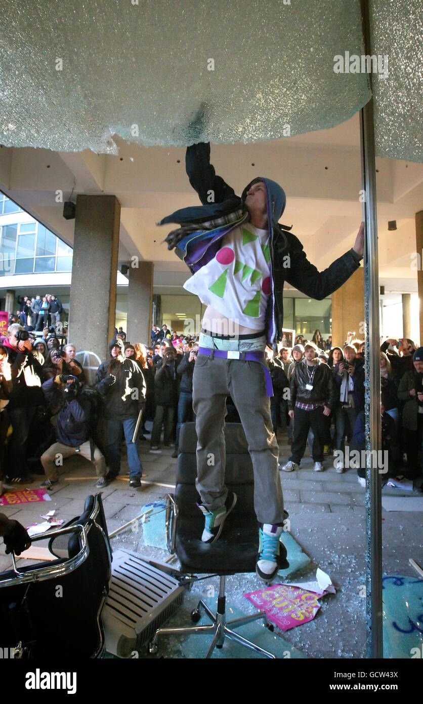 Demonstranten zerschlagen die Fenster des Millbank Tower in Westminster, im Zentrum von London, als Studenten und Lehrer sich im Zentrum von London versammelten, um gegen Kürzungen der Universitätsfinanzierung zu protestieren und die Regierung plant, ab 2012 bis zu 9,000 pro Jahr an Gebühren zu erheben. Stockfoto