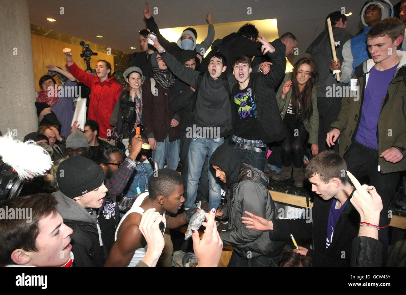 Demonstranten in der Lobby des Millbank Tower in Westminster, im Zentrum Londons, versammelten sich als Studenten und Lehrer im Zentrum Londons, um gegen Kürzungen der Universitätsfinanzierung zu protestieren und die Regierung plant, ab 2012 bis zu 9,000 pro Jahr an Gebühren zu erheben. Stockfoto