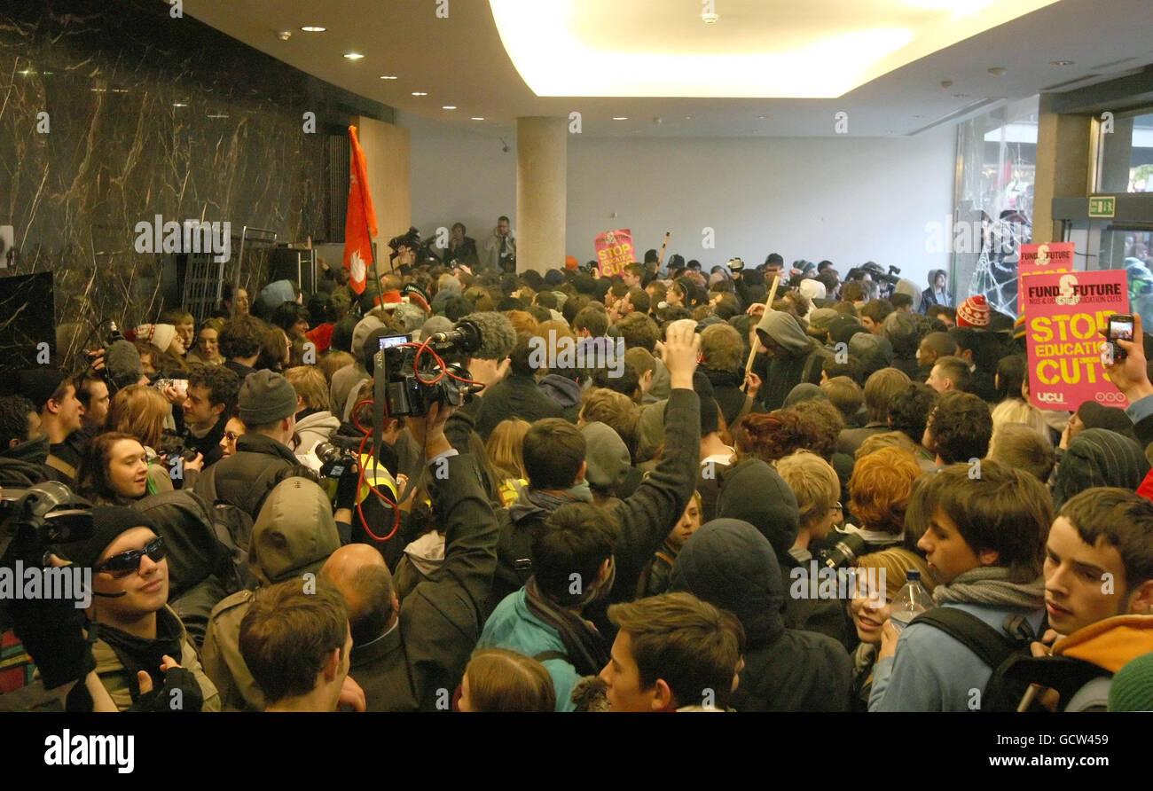 Demonstranten in der Lobby des Millbank Tower in Westminster, im Zentrum Londons, versammelten sich als Studenten und Lehrer im Zentrum Londons, um gegen Kürzungen der Universitätsfinanzierung zu protestieren und die Regierung plant, ab 2012 bis zu 9,000 pro Jahr an Gebühren zu erheben. Stockfoto