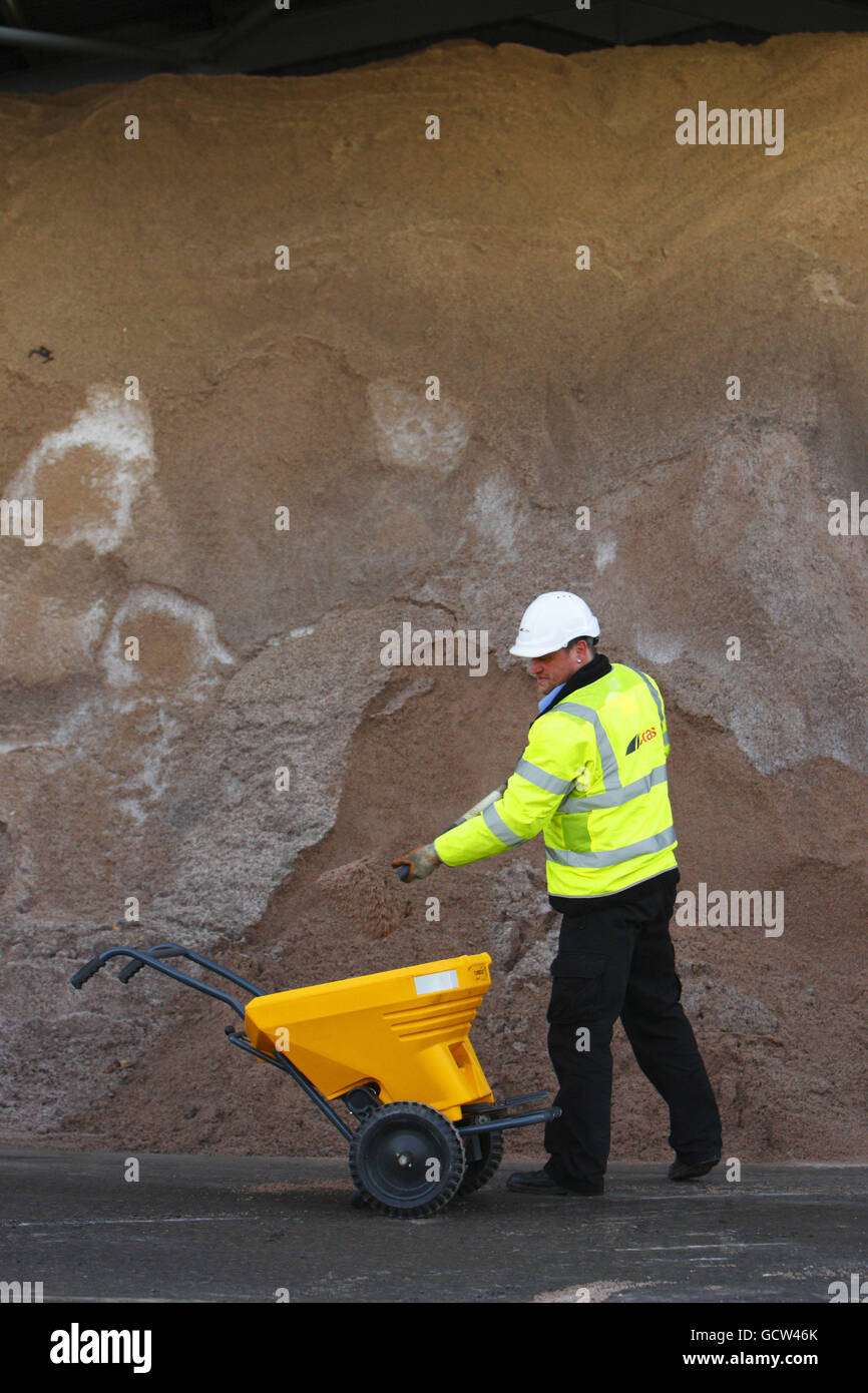 Allgemeine Ansicht von Steinsalz, für den Einsatz auf vereisten Straßen, bei Lagerung im Colas Depot in Portsmouth, Hampshire. Stockfoto