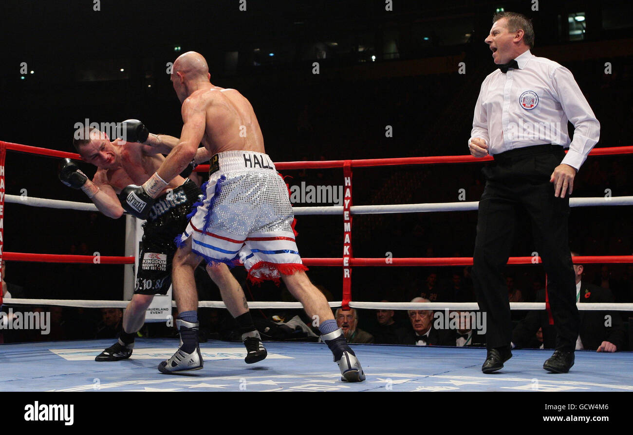 Gary Davies (links) wird von Stuart Hall während des britischen Bantamweight Title Fight in der MEN Arena in Manchester gestoppt. Stockfoto