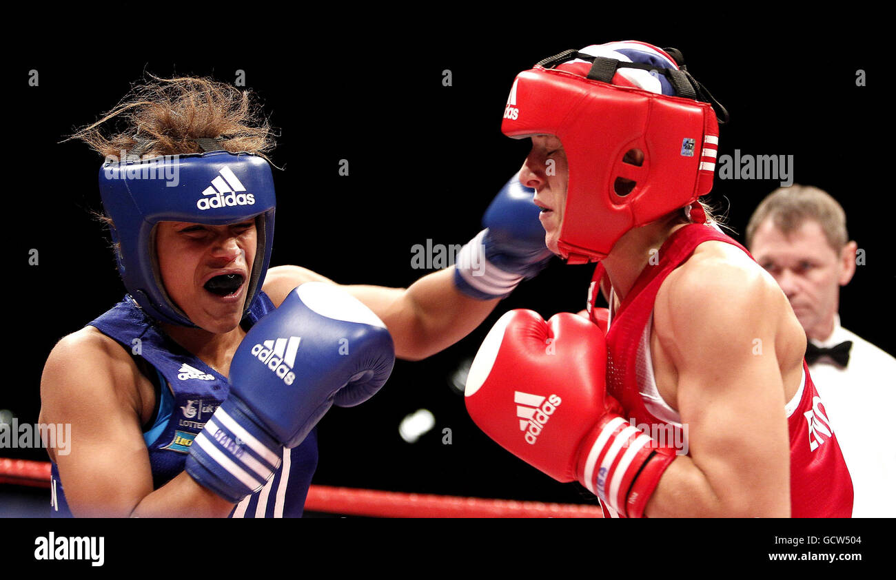 Natasha Jonas (links) und Amanda Coulson im 60 kg Gewicht während der Amateur Boxing Championships in der Echo Arena, Liverpool. Stockfoto