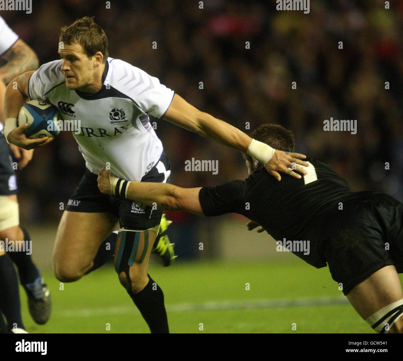 Rugby Union - EMC Herbsttest 2010 - Schottland / Neuseeland - Murrayfield. Der schottische Rory Lamont und der Neuseeländer Richie McCaw beim EMC Herbsttest-Spiel 2010 in Murrayfield, Edinburgh. Stockfoto