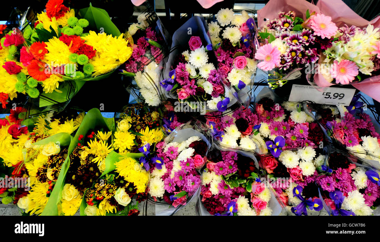 Ein generisches Bild von Blumen zum Verkauf bei einem Sainsburys in Maypole, Birmingham. Stockfoto