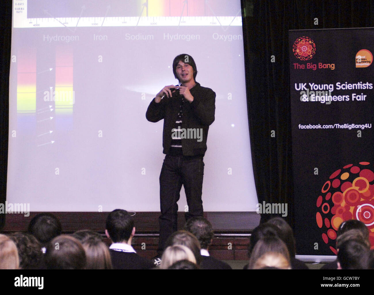 Professor Brian Cox an der Springfield School in Drayton, Portsmouth, wo er sich mit The Big Bang: UK Young Scientists and Engineers Fair 2011 zum Big Bang Lesson - ein Workshop, um zu zeigen, wie faszinierend Wissenschaft, Technologie, Ingenieurwesen und Mathematik sein können, nachdem die Schule einen landesweiten Wettbewerb gewonnen hat. Stockfoto