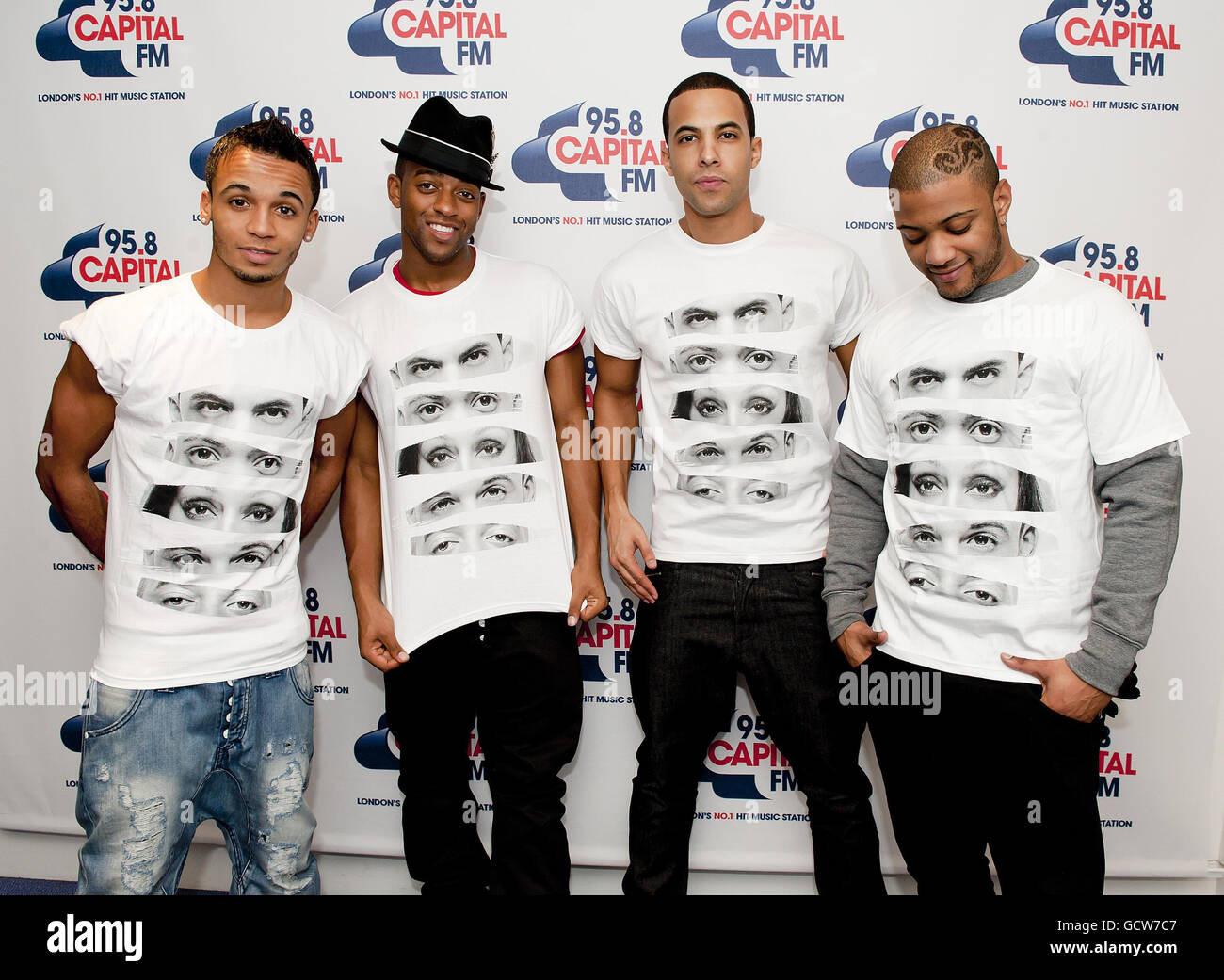 JLS, von links nach rechts: Aston Merrygold, Oritse Williams, Marvin Humes und Jonathan 'JB' Gill in den Global Radio Studios in karitativen T-Shirts, die sie entworfen haben, um Geld für 95.8 Capital FM's Help a London Child Christmas Appeal zu sammeln. Stockfoto