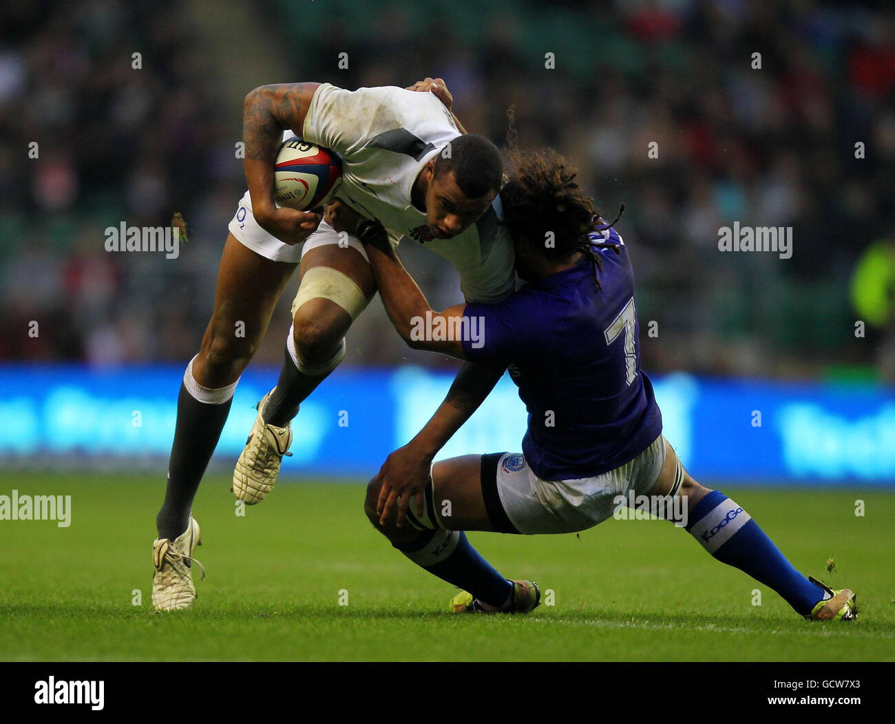 Rugby Union - Investec Perpetual Series 2010 - England / Samoa - Twickenham Stadium. Der englische Courtney Lawes wird von Somoas Manaia Salave'a während des Investec Perpetual Series-Spiels in Twickenham, London, angegangen. Stockfoto