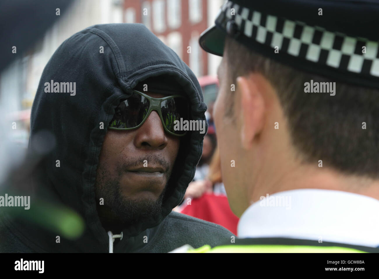 London UK. 07.09.2016 ein Mann schaut Polizei Mann während einer Black lebt Angelegenheit Kundgebung in Brixton, Südlondon. Stockfoto