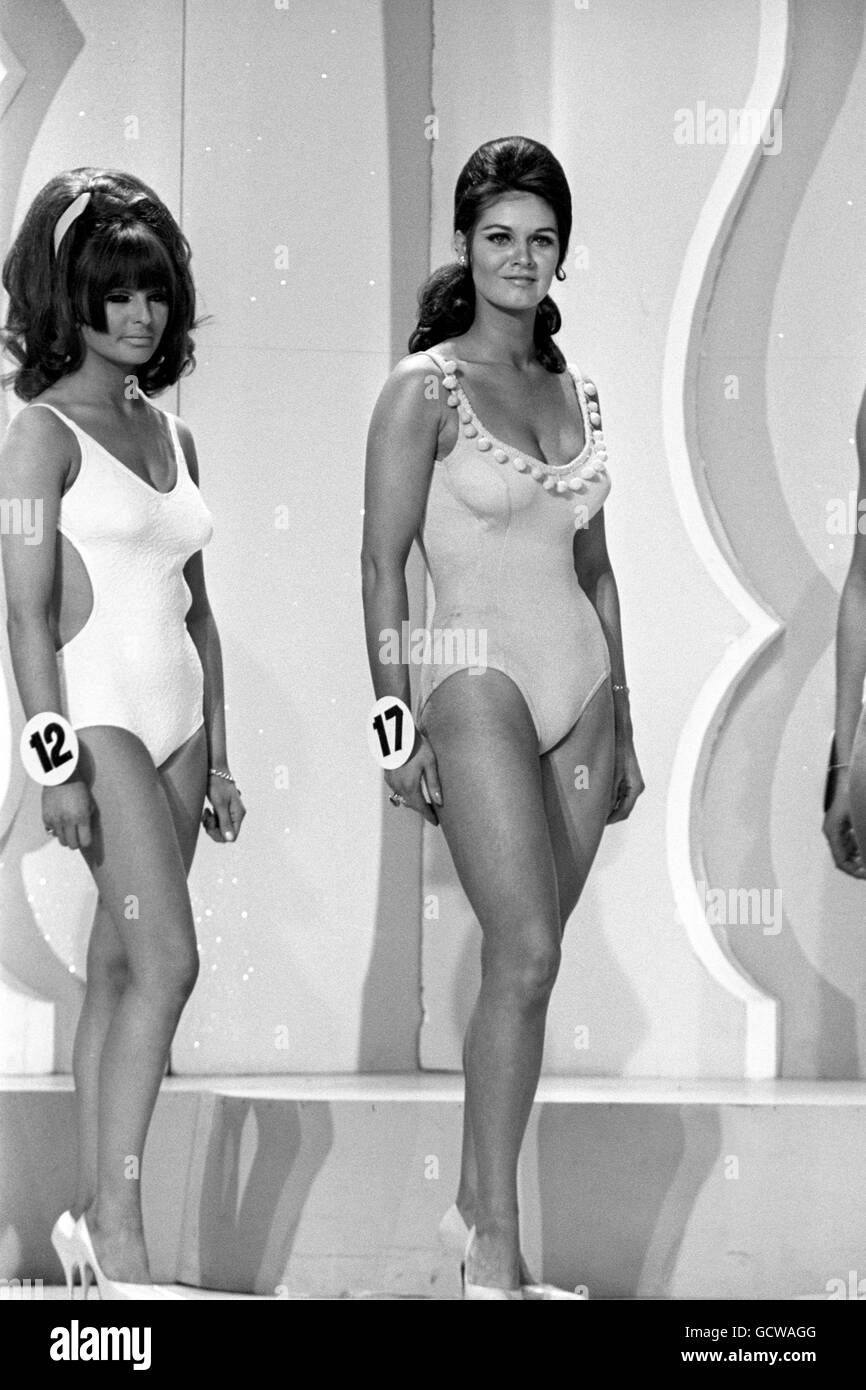 Teilnehmer des Miss United Kingdom 1968 Wettbewerbs. Nr.12, Miss Central London, Ann Worral und Nr.17, Miss Glasgow, Marie Smith. Stockfoto