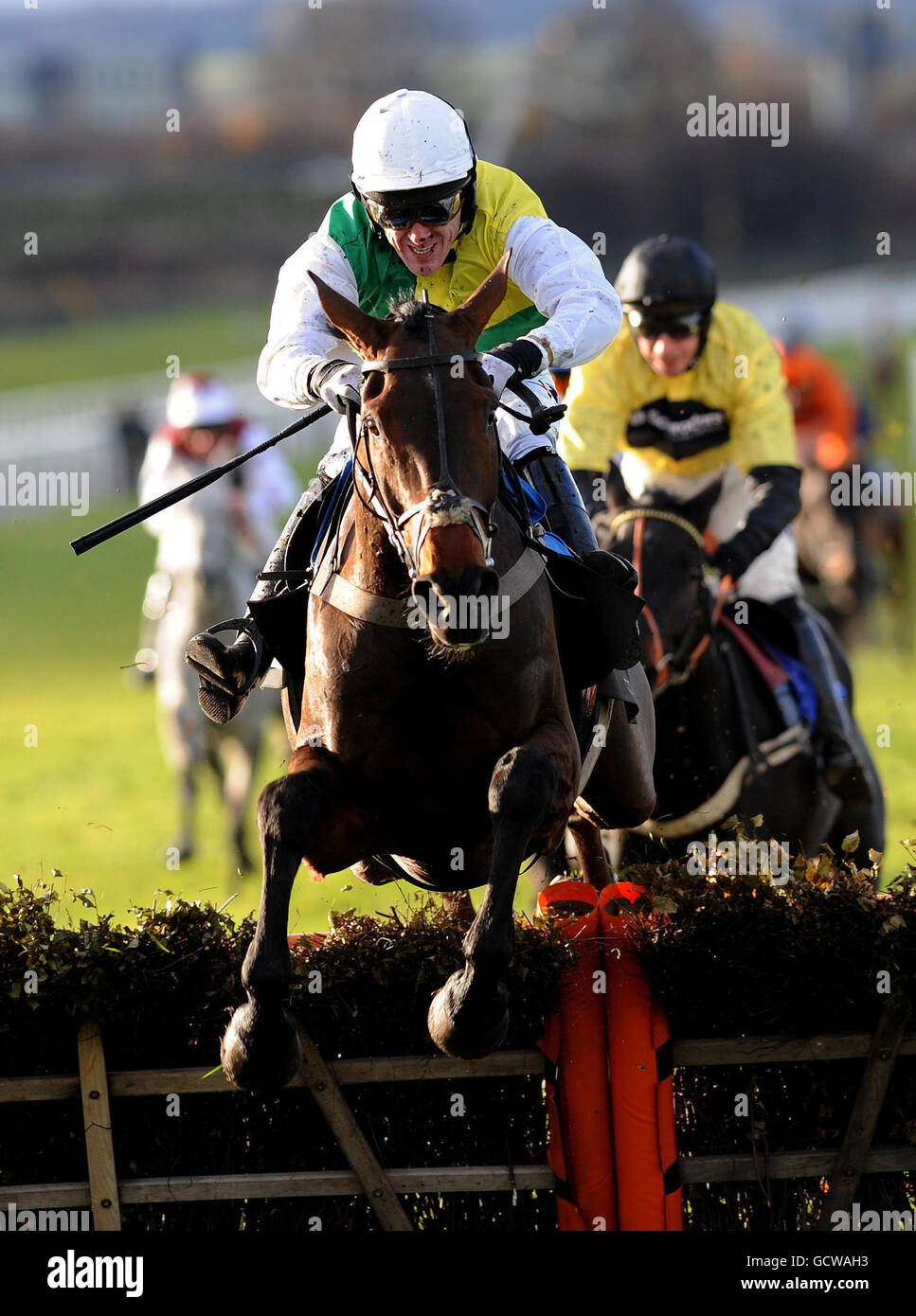 Tony McCoy auf Palace Jester springt den letzten Flug, bevor er die Rennbahn „Follow Wetherby“ auf Facebook gewann. Stockfoto