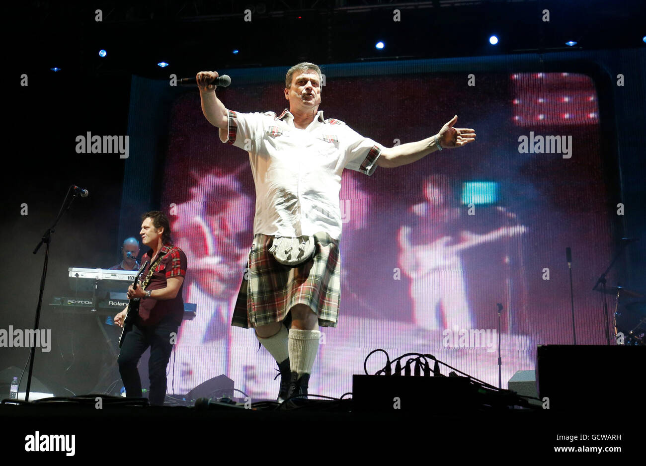 Les McKeown von den Bay City Rollers, die Durchführung auf der Bühne in der King Tuts Wah Wah Zelt während des zweiten Tages des T im Park, das jährliche Musikfestival Schloss Strathallan, Perthshire. Stockfoto