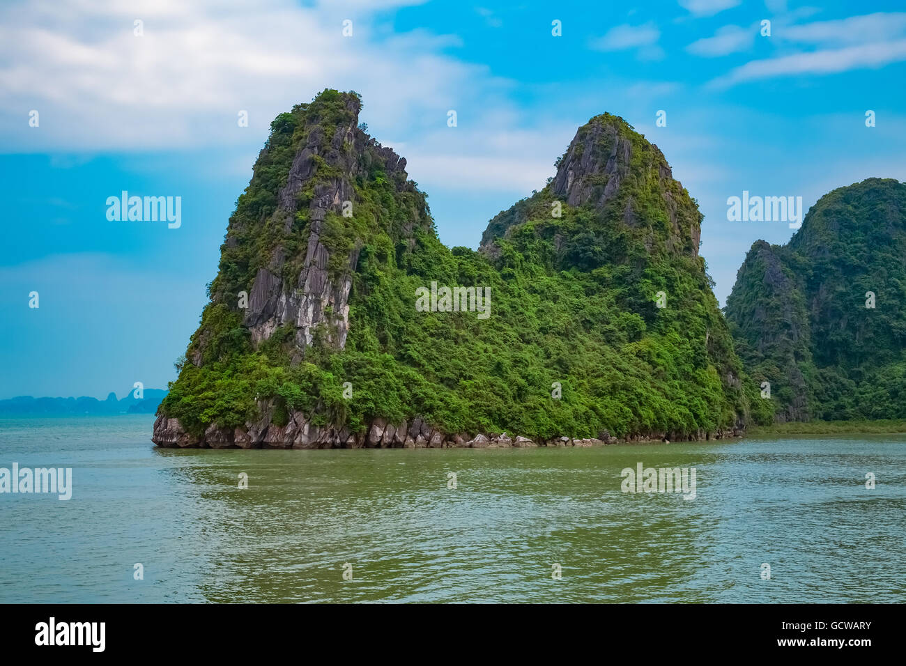 Landschaft der Halong-Bucht mit Berg-Inseln, Vietnam, Südostasien Stockfoto