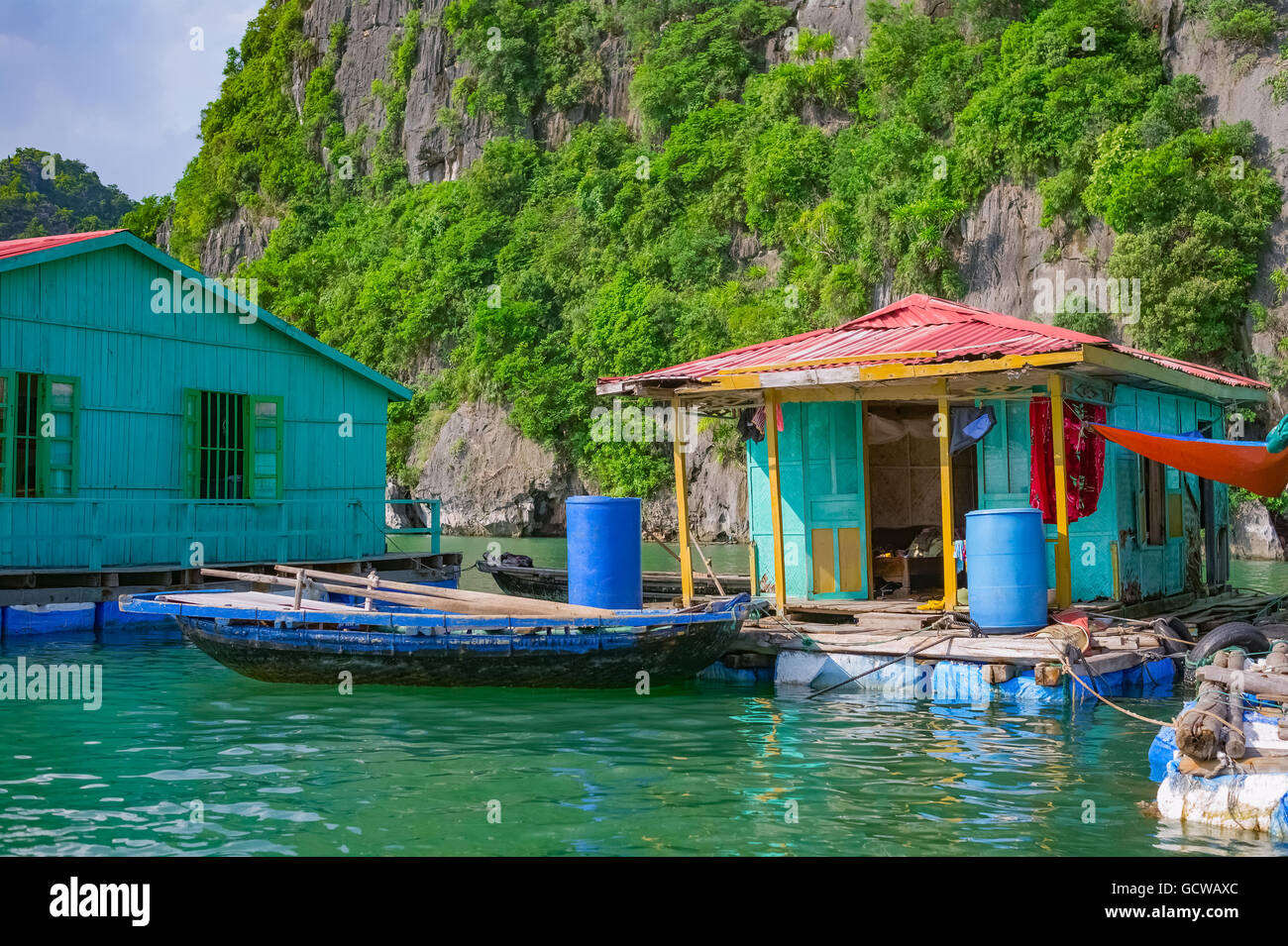 Schwimmenden Fischerdorf in der Nähe von Berg-Inseln in der Halong Bucht, Vietnam, Südostasien Stockfoto