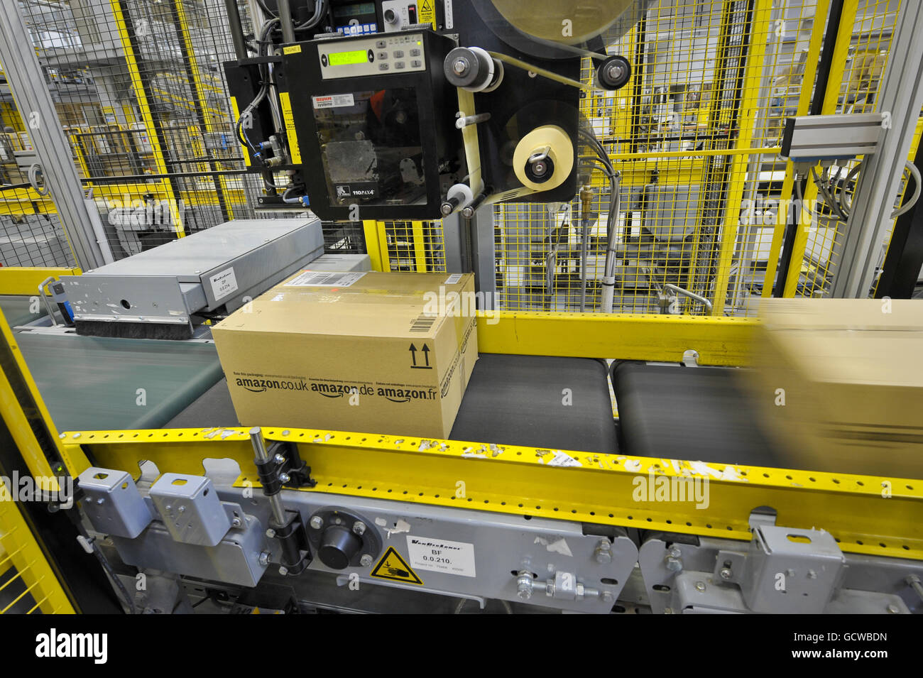 Eine Etikettiermaschine im Amazon-Vertriebszentrum, Swansea, Wales, klebt automatisch auf Versandetiketten. Stockfoto