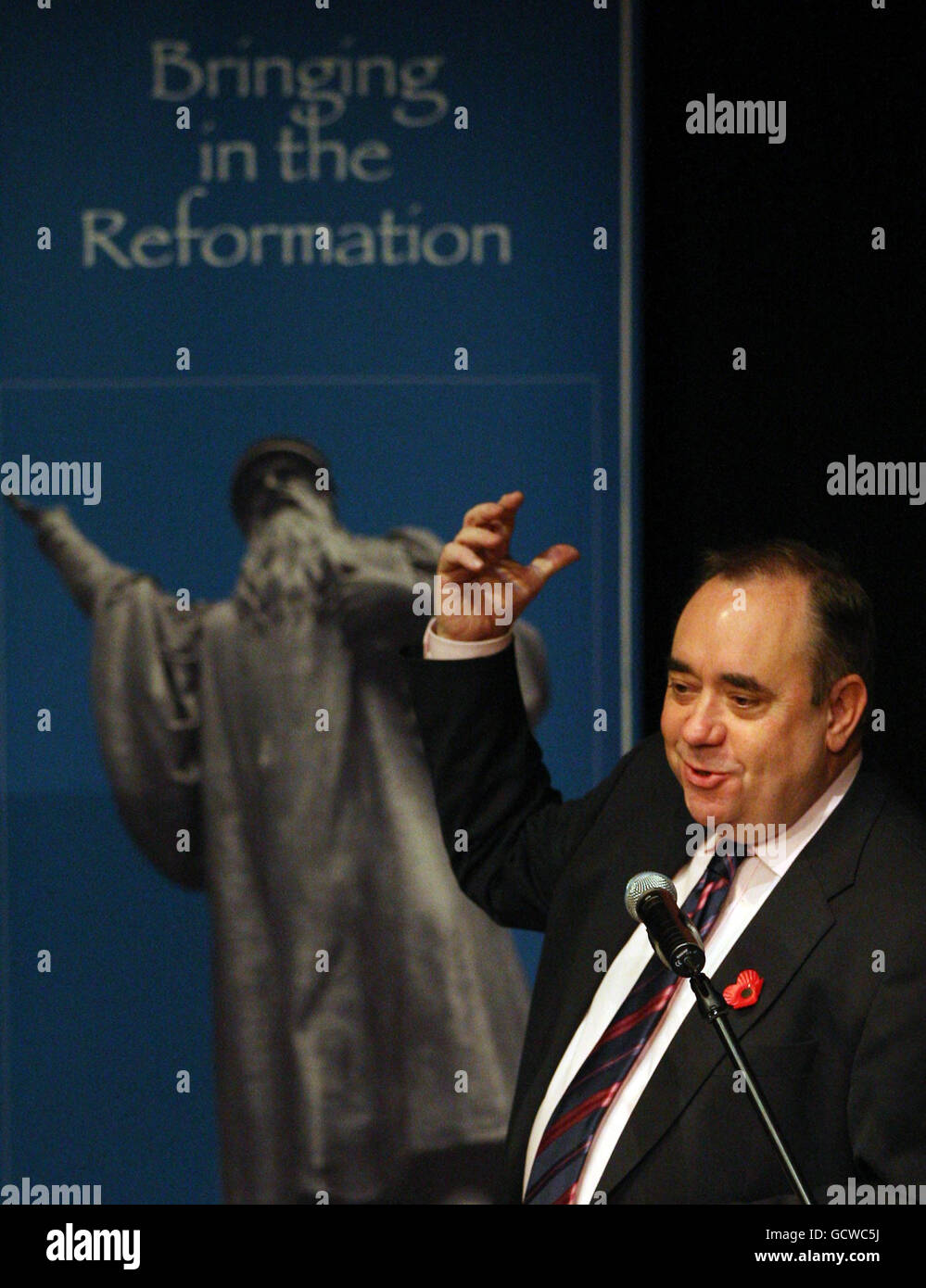 Der schottische erste Minister Alex Salmond hält die Eröffnungsrede während einer Konferenz im Storytelling Centre in Edinburgh, die von der Church of Scotland und der Catholic Church of Scotland anlässlich des 450. Jahrestages der Reformation organisiert wurde. Stockfoto