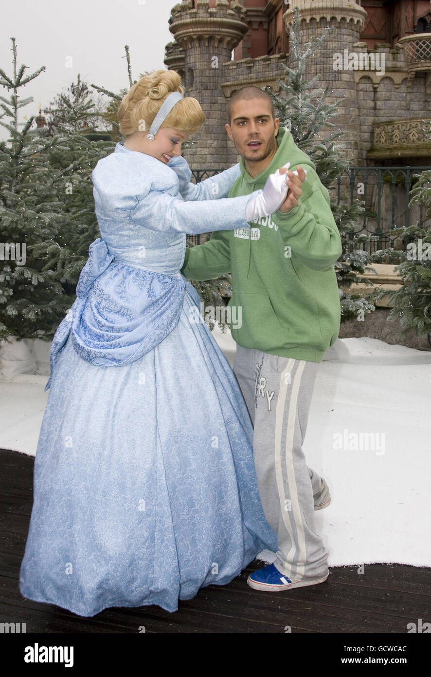 Max von The Wanted mit Disney Princess bei einem Besuch im Disneyland Paris in Frankreich. Stockfoto