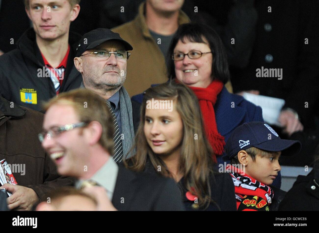 Fußball - Barclays Premier League - Manchester United gegen Wolverhampton Wanderers - Old Trafford. Der britische Rockmusiker Phil Collins (links) und sein Sohn Matthew (rechts) auf den Tribünen Stockfoto