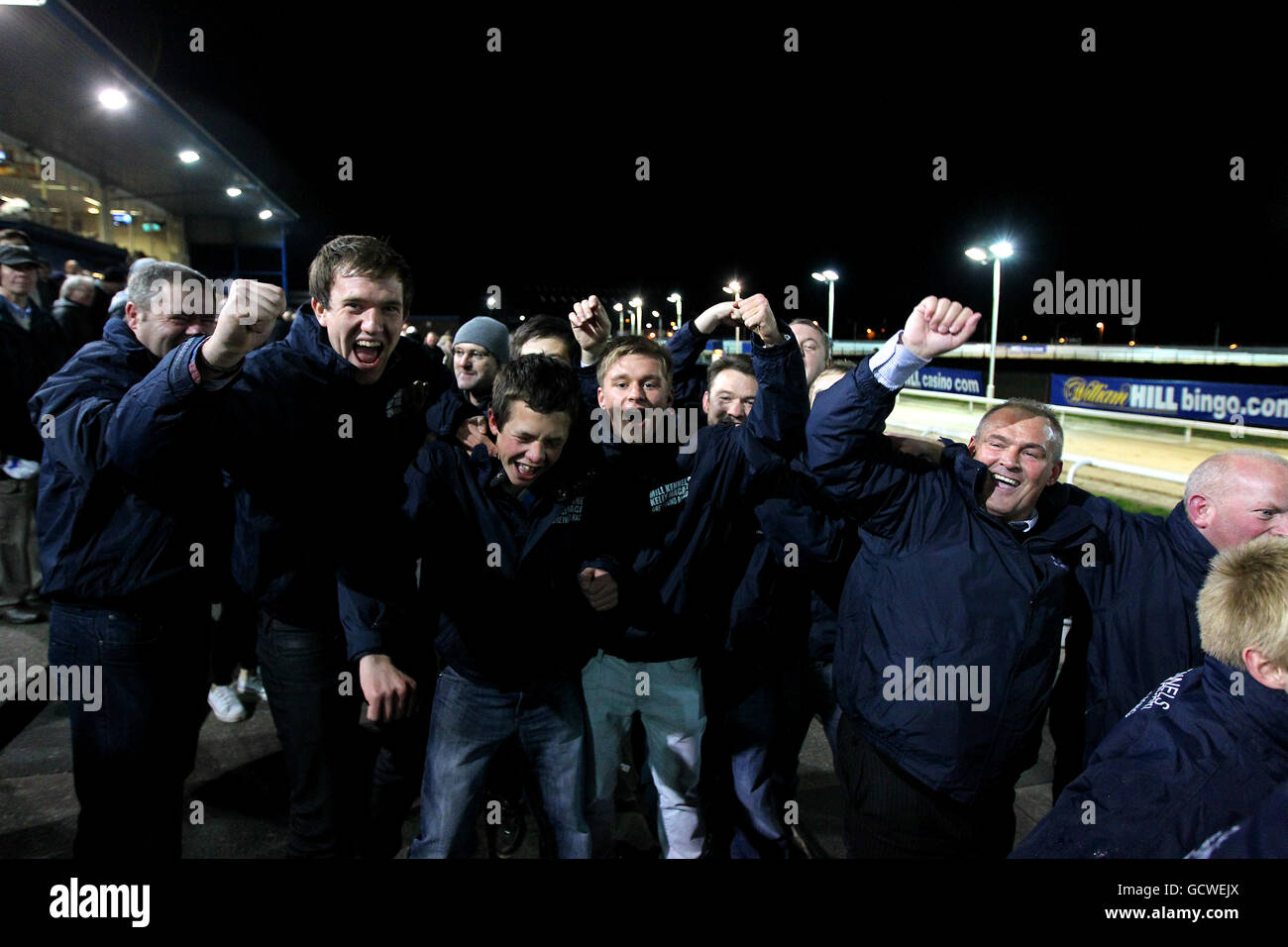 Unterstützer von Mill Pinpoint feiern nach dem Gewinn des All England Cup Finales Williamhill.com im Brough Park Greyhound Stadium, Newcastle Stockfoto