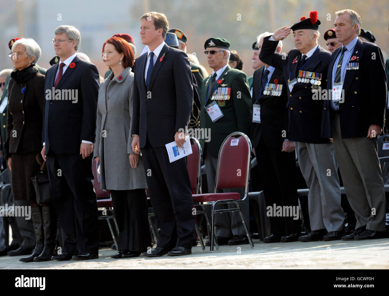 Premierminister David Cameron (4. Links) nimmt an einer Gedenkfeier am koreanischen Nationaldenkmal in Seoul Teil, zusammen mit der französischen Finanzministerin Christine Lagarde (links), dem kanadischen Premierminister Stephen Harper (2. Links) und der australischen Premierministerin Julia Gillard (3. Links) Dort legten sie zusammen mit Veteranen des Koreakrieges den verstorbenen UN-Truppen Kränze nieder. Stockfoto