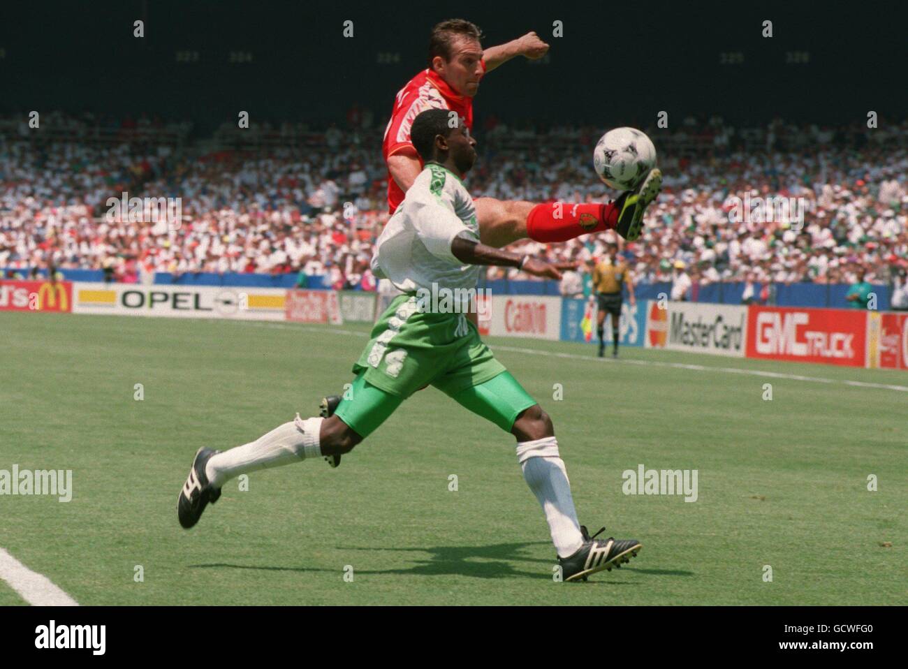 l-r: Marc Wilmots, Belgien. Abdullah Zebermawi, Saudi-Arabien Stockfoto