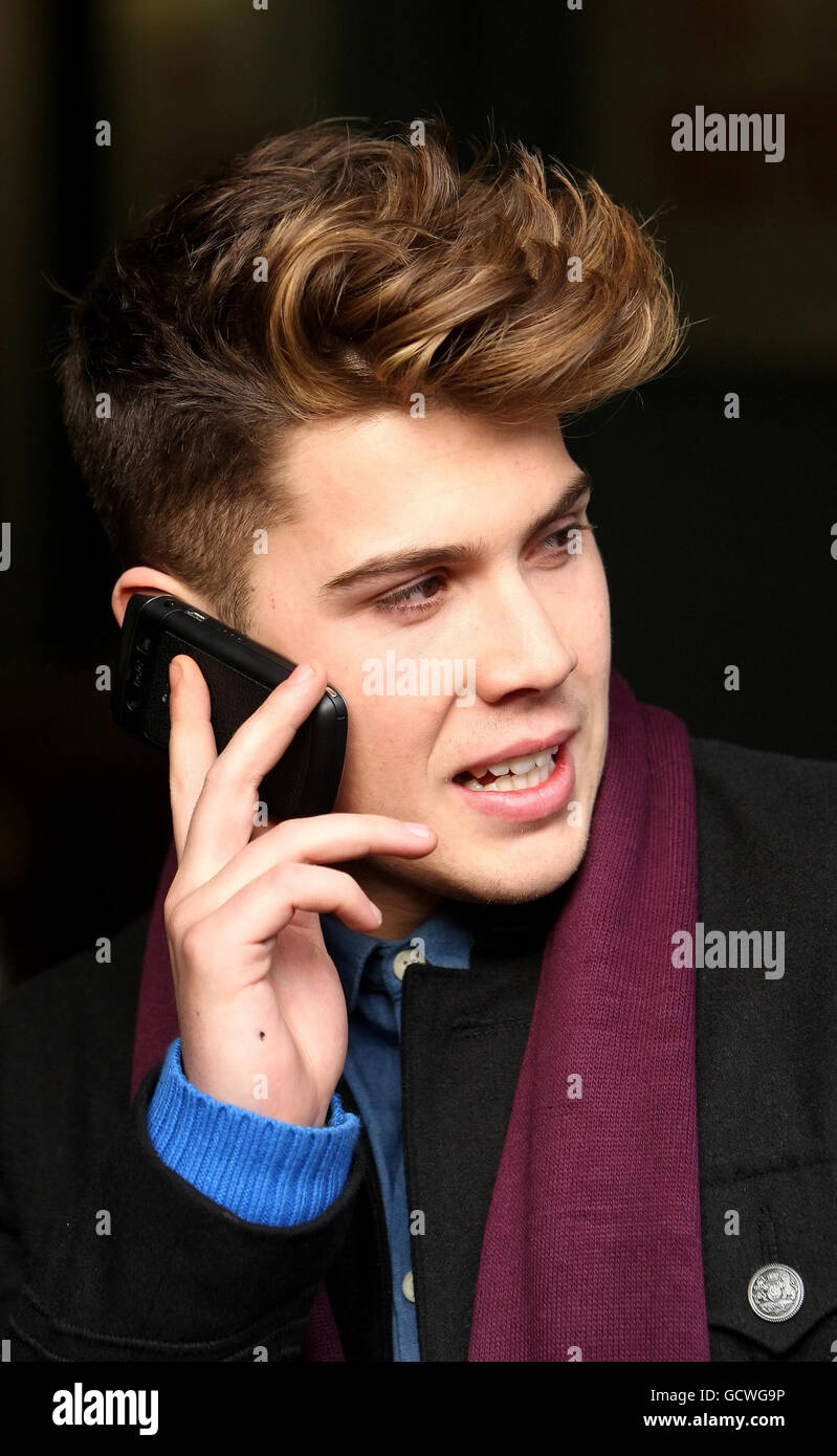 Aiden Grimshaw verlässt die London Studios in Waterloo, im Zentrum von London, nachdem sie gestern Abend von X Factor abgewählt wurde. Stockfoto