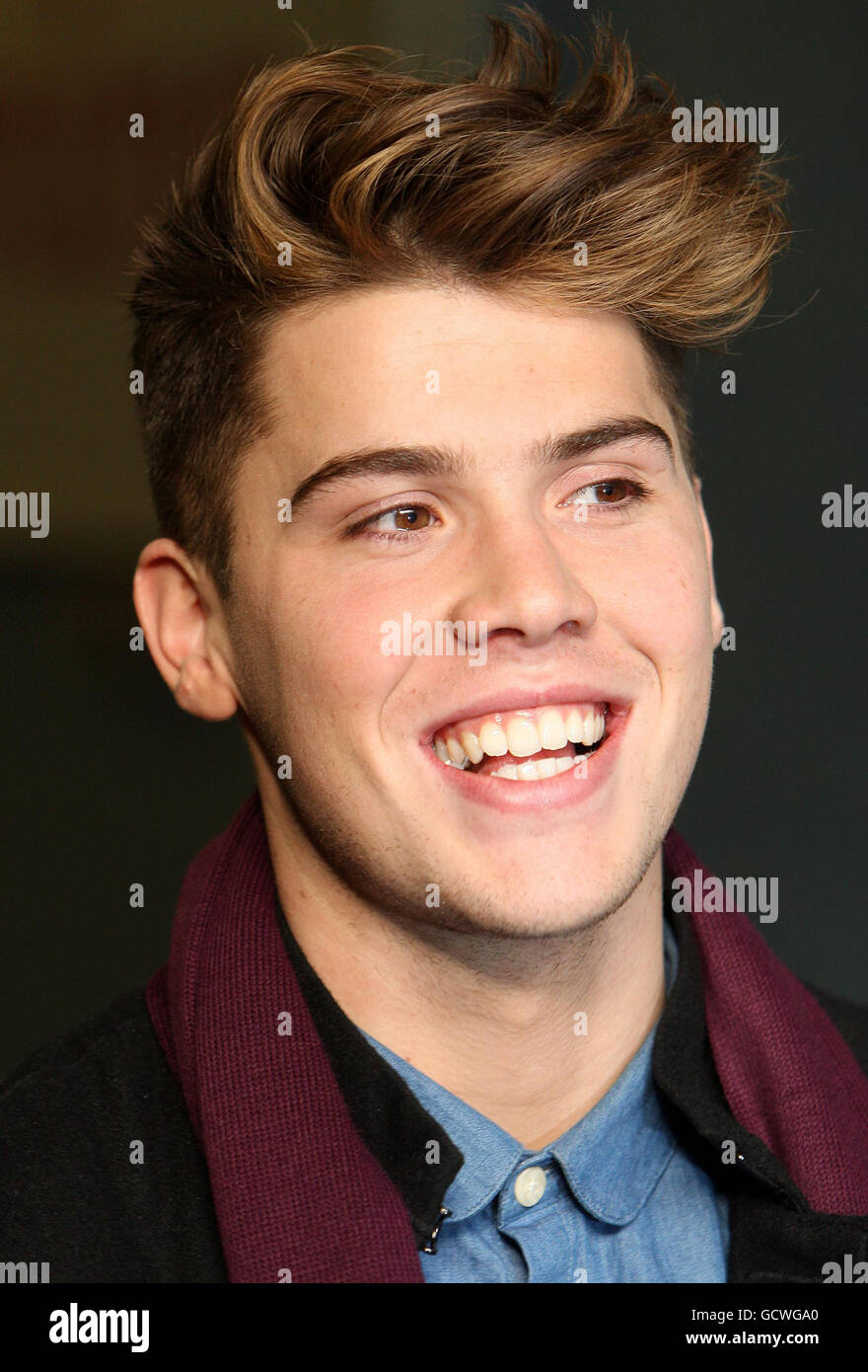 Aiden Grimshaw verlässt die London Studios in Waterloo, im Zentrum von London, nachdem sie gestern Abend von X Factor abgewählt wurde. Stockfoto