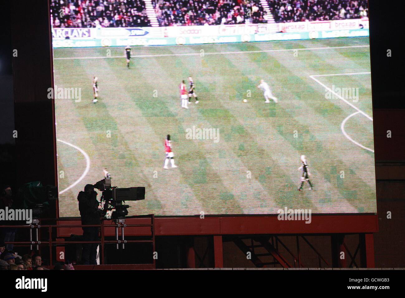 Fußball - Barclays Premier League - Stoke City / Liverpool - Britannia Stadium. Gesamtansicht einer Fernsehkamera, die das Geschehen vor dem riesigen Bildschirm einfängt und Matchbilder anzeigt Stockfoto
