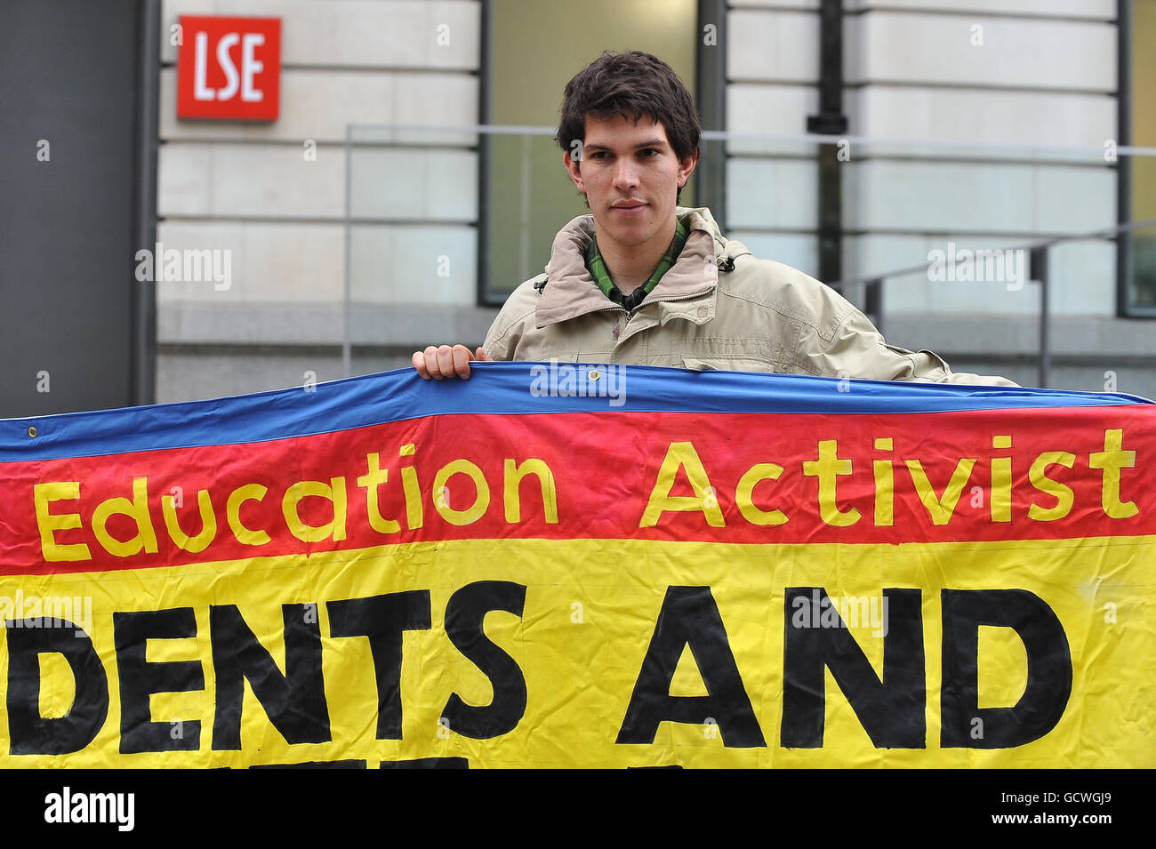 Mark Bergfeld vom Education Activist Network, der am 24. November einen Aktionstag für Studenten an der London School of Economics ankündigte. Stockfoto