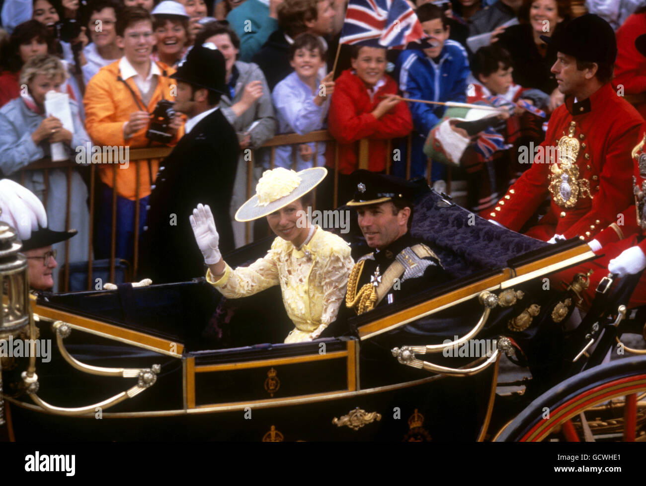 Prinzessin Anne und Kapitän Mark Phillips auf dem Weg zur Westminster Abbey zur Hochzeit des Herzogs von York mit Sarah Ferguson. Stockfoto